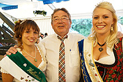 Josef Plöckl mit der Vorgängerin Sina I. (re) und der Hallertauer Hopfen-Vizekönigin Daniela Kügler (Ex-Spargelkönigin vor ein paar Jahren, links im Bild (©Foto: Martin Schmitz)